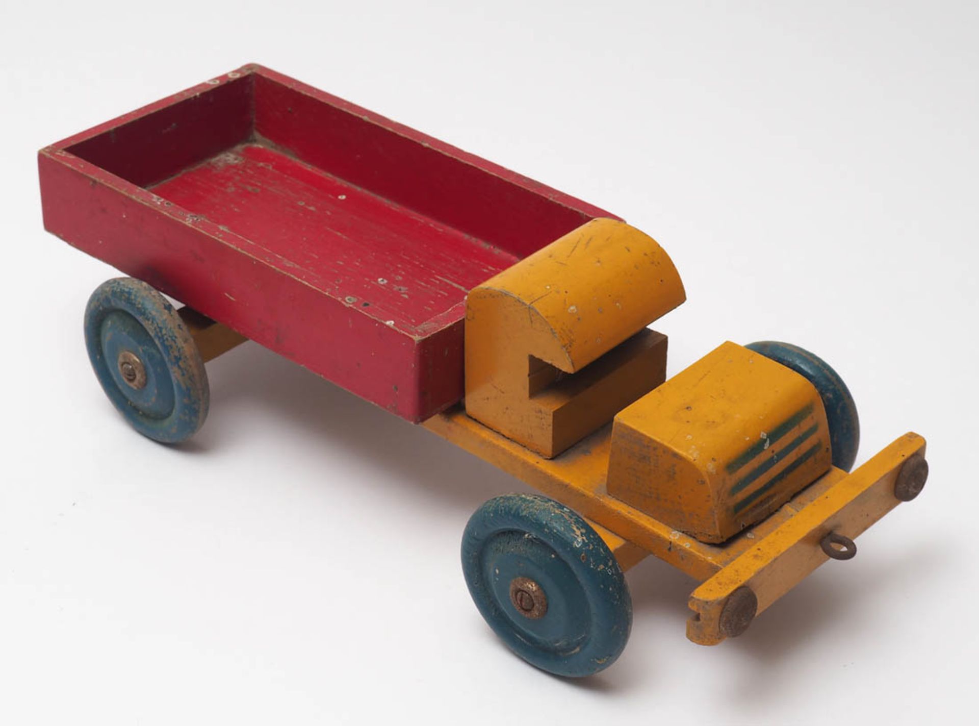 Lastwagen, DDR, 50er Jahre Holz, farbig bemalt. Bespielt. L.34cm. - Bild 2 aus 2