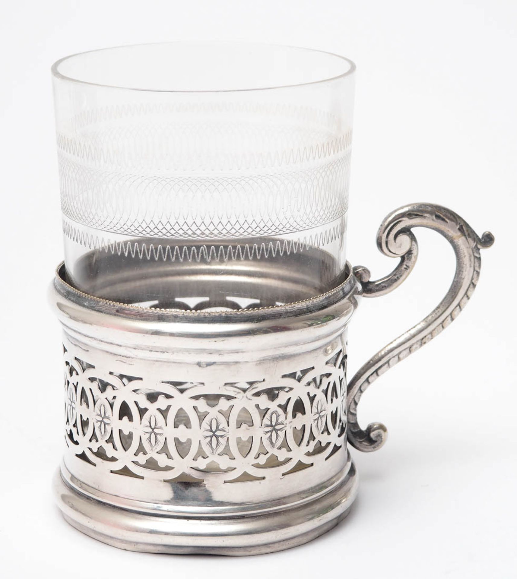 Vier Teeglashalter, um 1900 Zylindrische Form mit vegetabil durchbrochen gearbeiteter Wandung. - Image 3 of 5