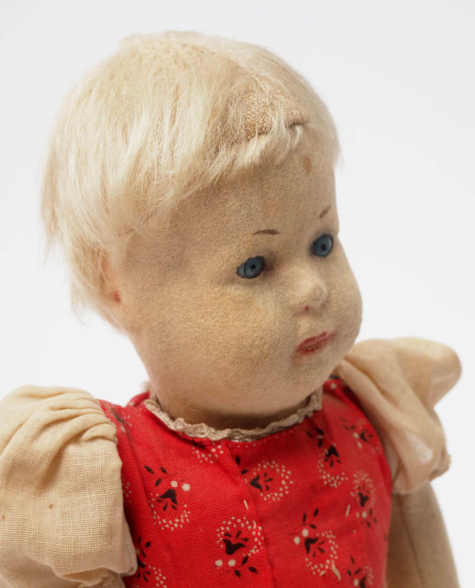 Filz-Puppe, Steiff, 40er Jahre Filzkörper mit genähten Händen und Armen. Gescheibte Beine. - Image 3 of 10