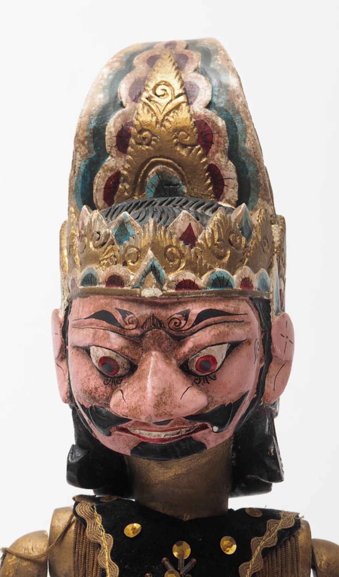 Drei Wayang Golek-Figuren Fein geschnitzt, bemalt und vergoldet. Stoffkleidung mit Stickerei. - Image 17 of 23