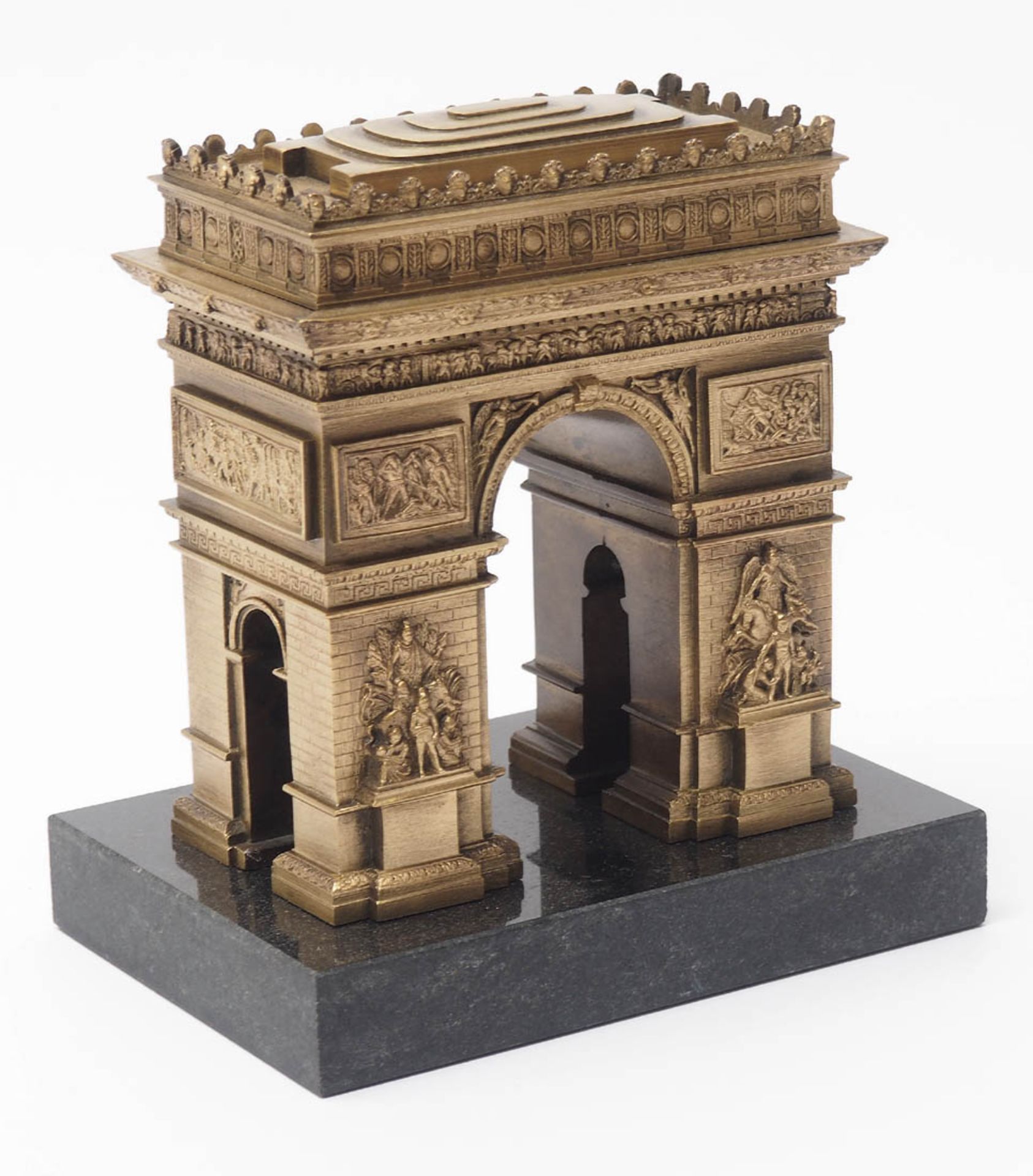 Drei Souvenirs, um 1900 Auf schwarzem Marmorsockel fein gearbeitete Modelle des Arc de triomphe, der - Bild 4 aus 4