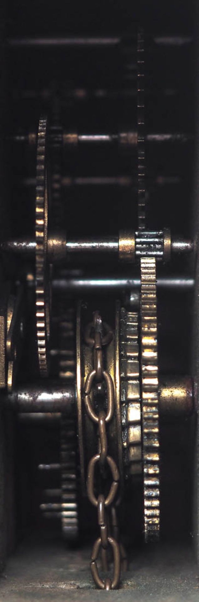 Wanduhr, 19.Jhdt. Rechteckiger Korpus mit Flachsäulen und Giebelbekrönung. Metallzifferblatt mit - Image 3 of 4