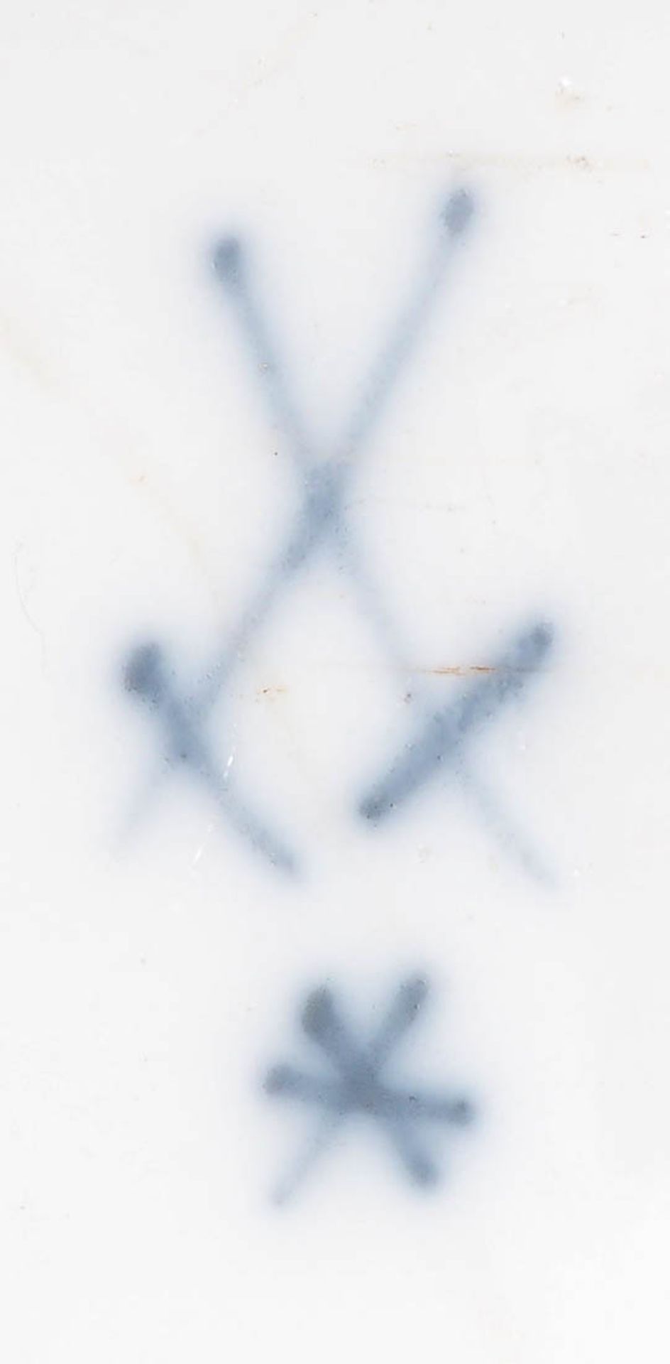 Vier Korbrandteller, Meissen, Marcolinizeit, 18.Jhdt. Korbgitterrand mit bewegten Reserven. Im - Bild 7 aus 10