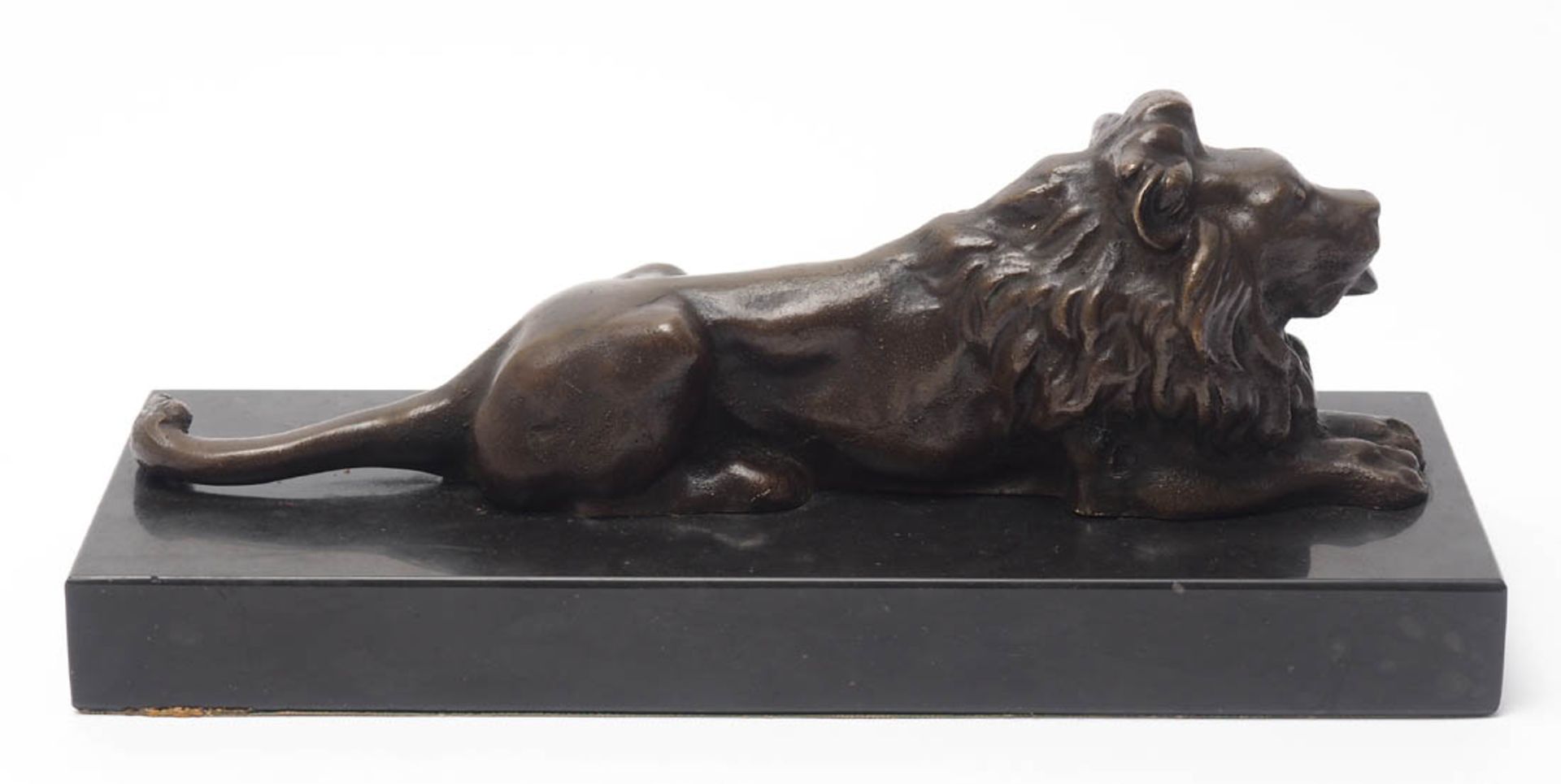 Tierplastik Auf schwarzem Marmorsockel liegender Löwe. Bronze, dunkelbraun patiniert. L.30cm. - Image 2 of 3