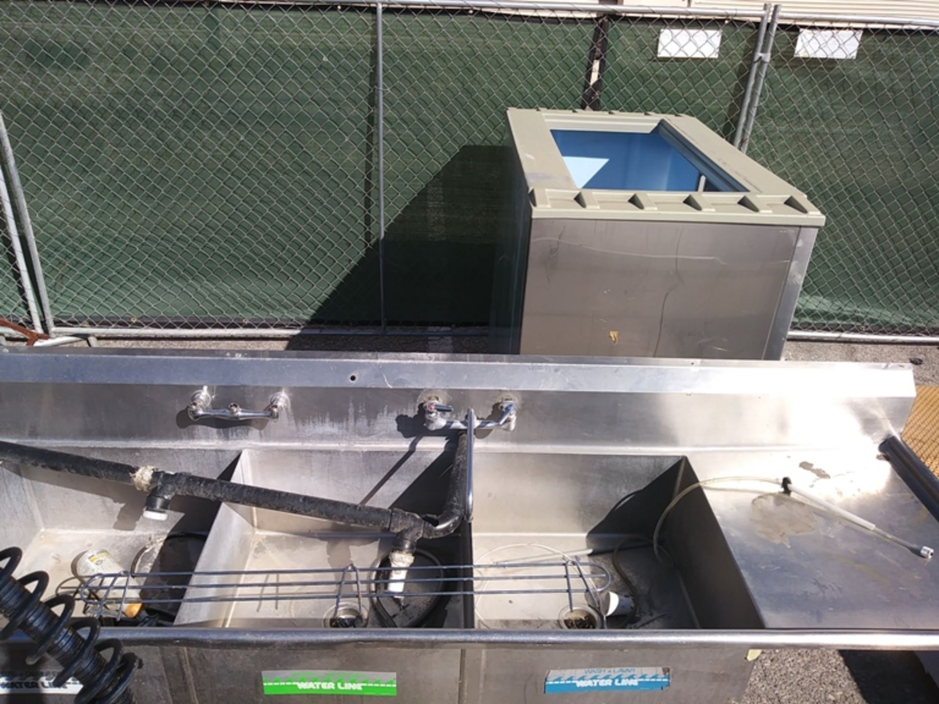 11FT LONG STAINLESS STEEL 3 COMPARTMENT SINK - Image 2 of 3