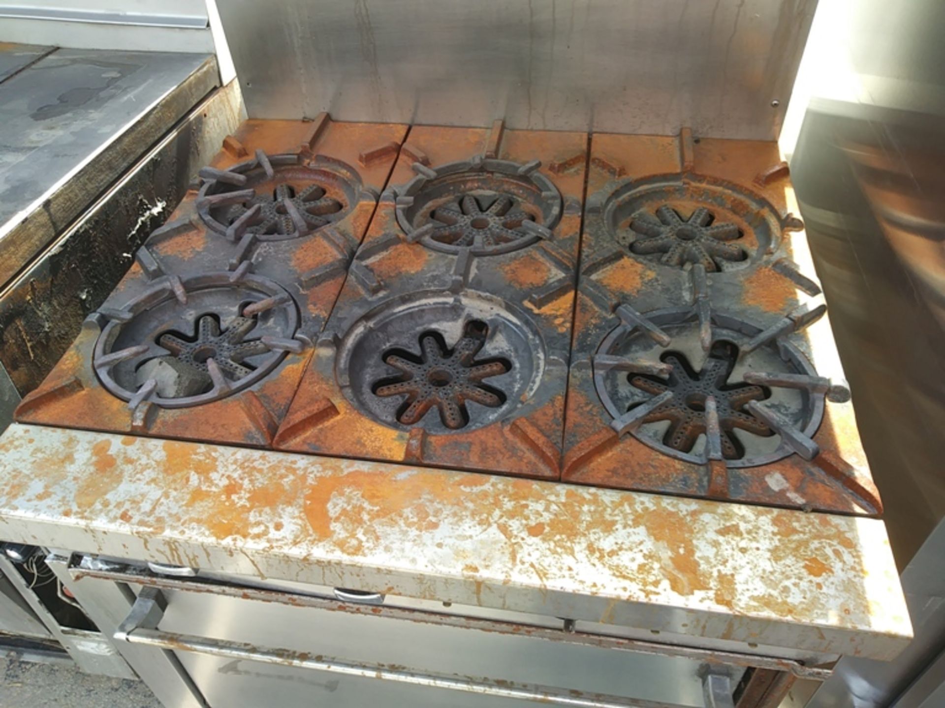 GARLAND 6 BURNER GAS RANGE / OVEN / TOP CHARBROILER - Image 3 of 6