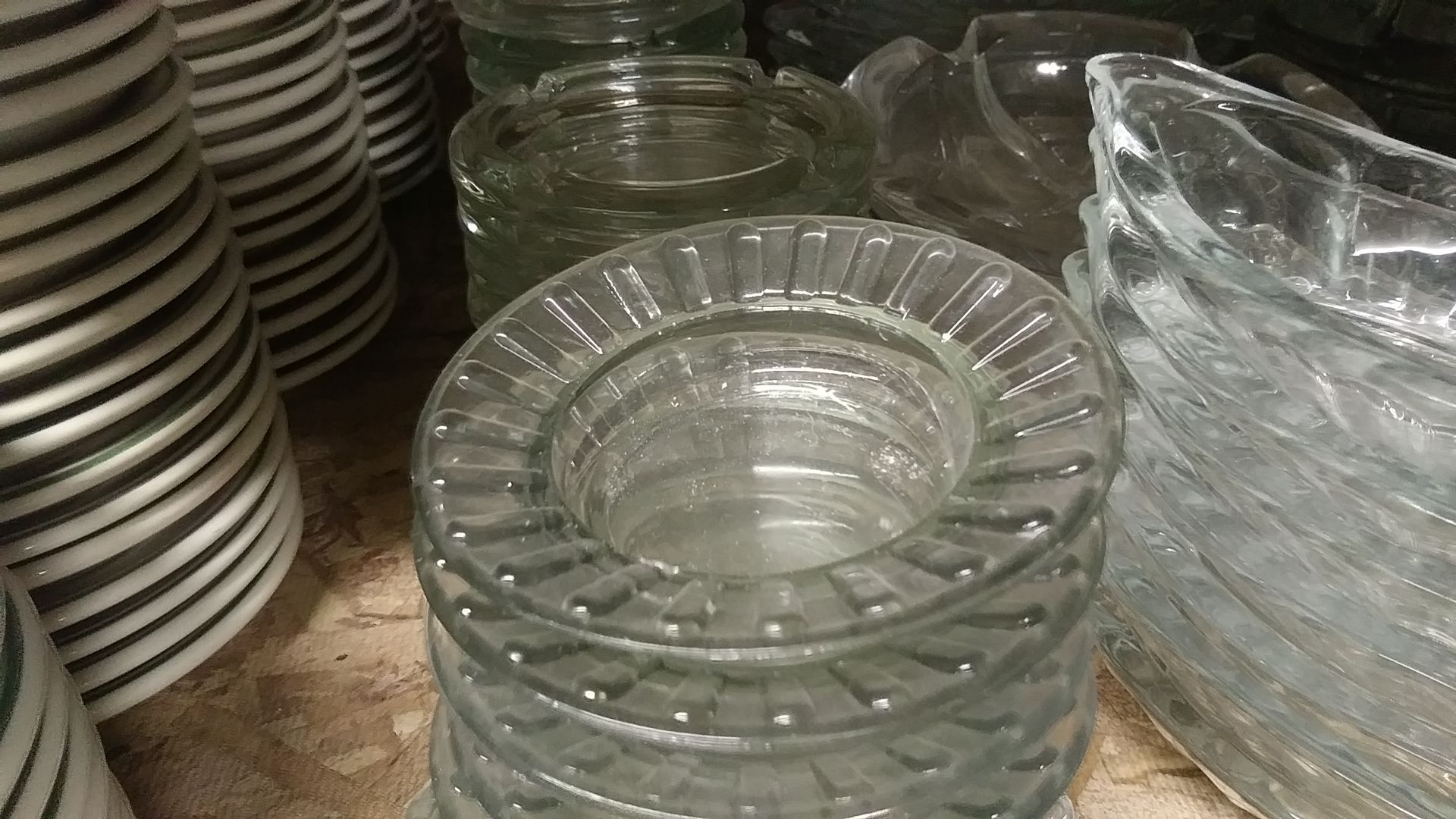 ASSORTED 4" DIA ROUND GLASS ASHTRAYS (includes QTY 39 in this lot) - Image 2 of 4