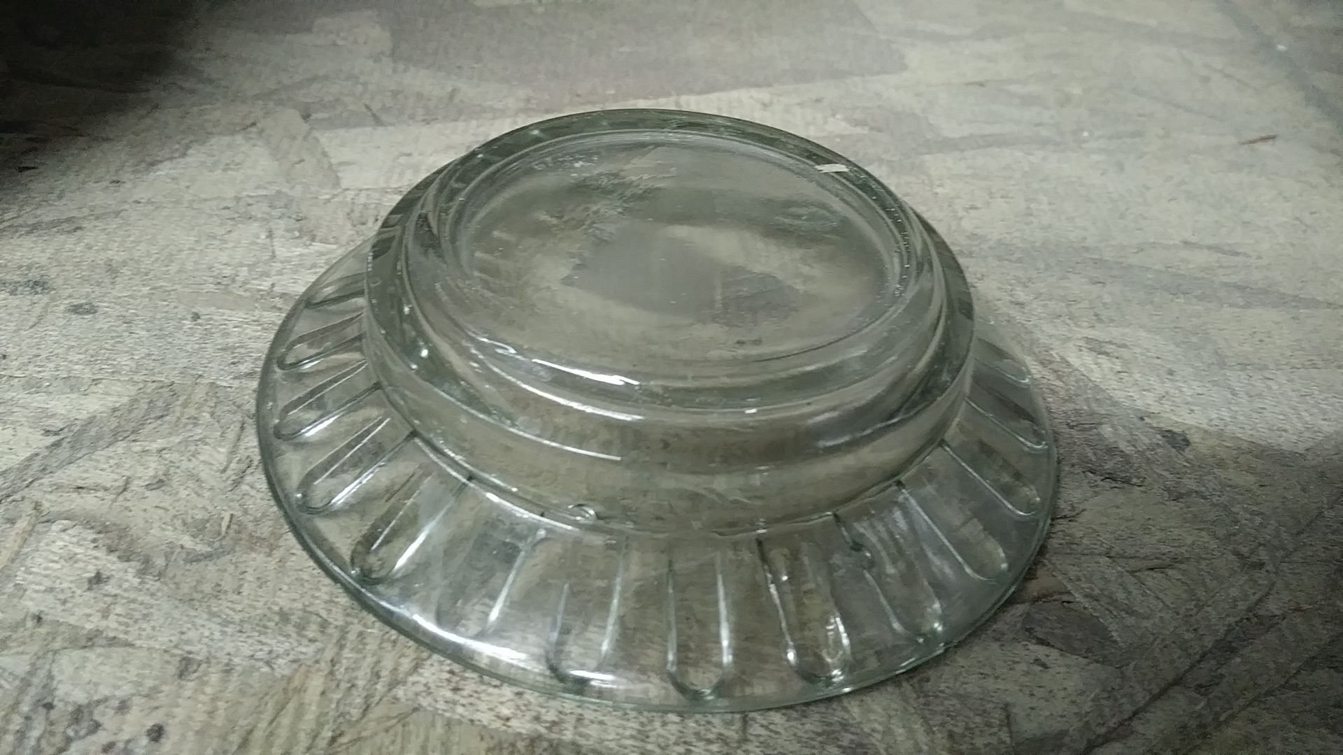 ASSORTED 4" DIA ROUND GLASS ASHTRAYS (includes QTY 39 in this lot) - Image 3 of 4
