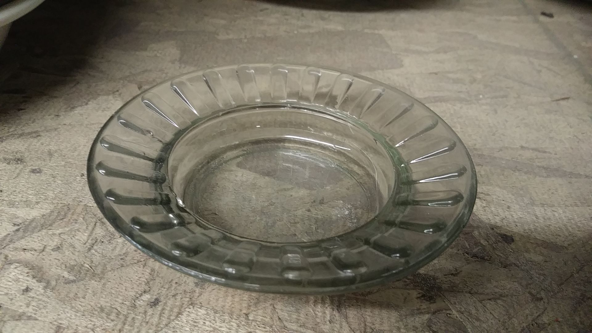 ASSORTED 4" DIA ROUND GLASS ASHTRAYS (includes QTY 39 in this lot)