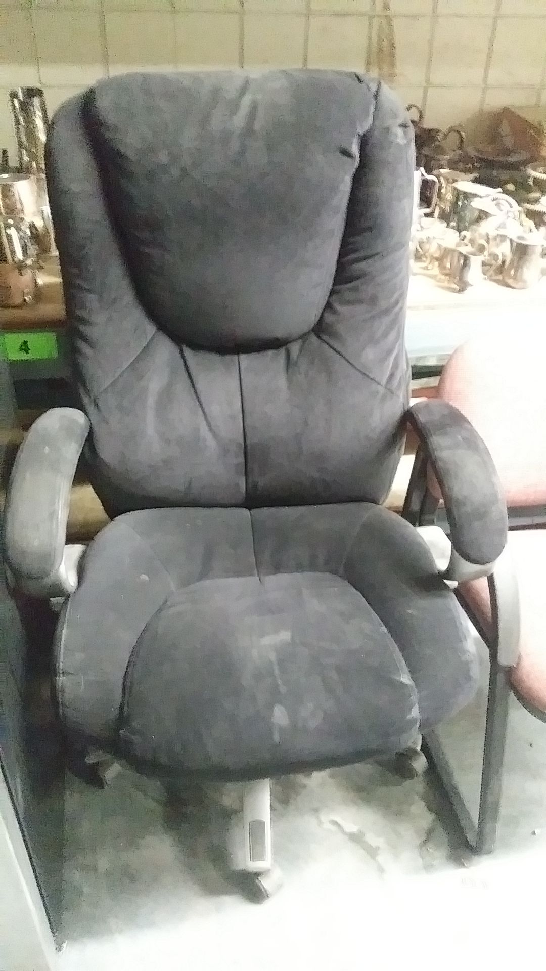 EXECUTIVE OFFICE CHAIR - Image 2 of 2