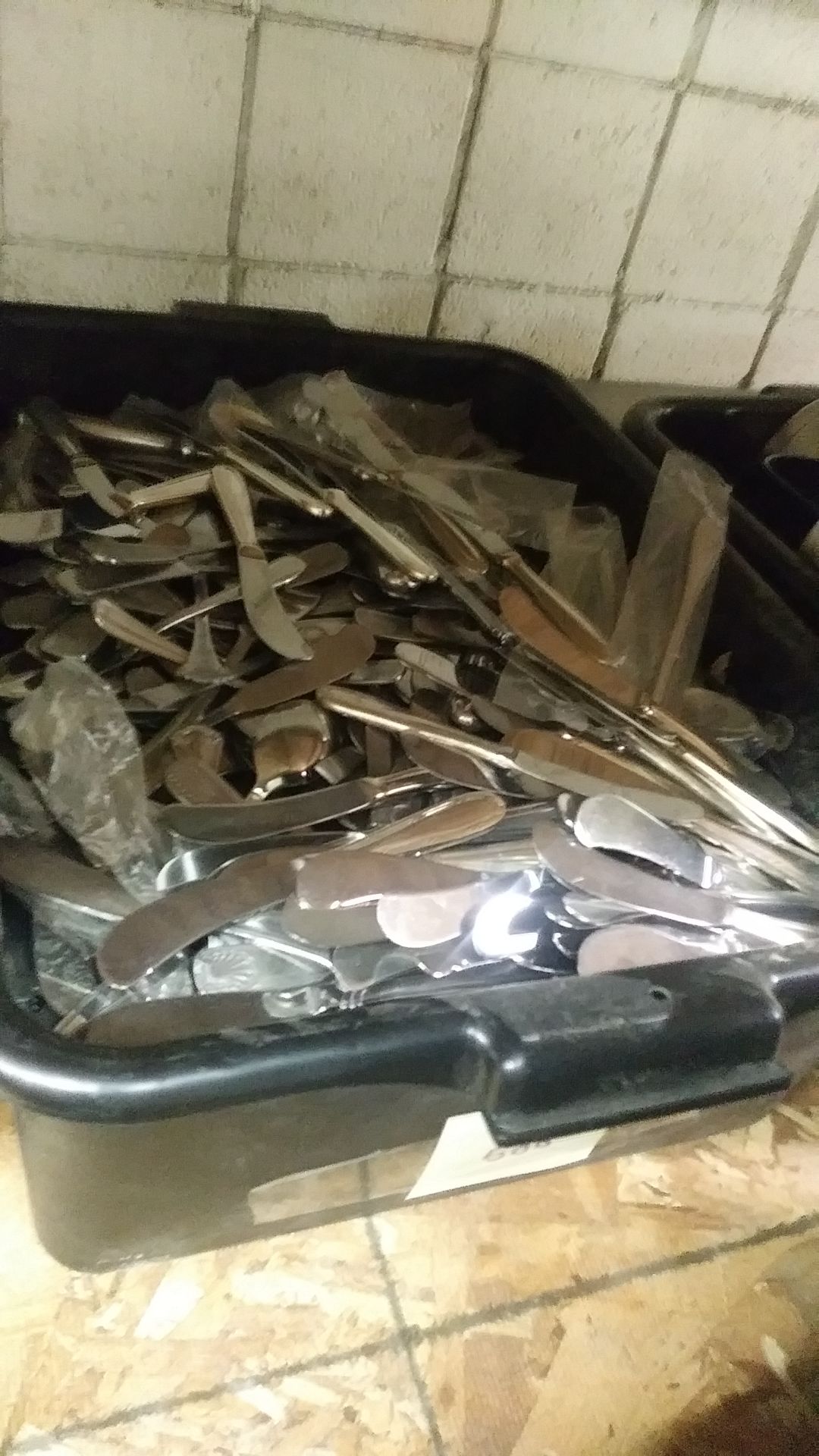 ASSORTED BUTTER KNIVES (INCLUDES 500 IN THIS LOT)