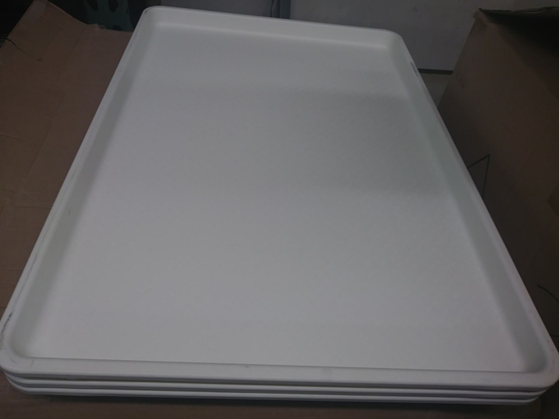 WINCO WHITE PLASTIC TRAYS (25" x 18") (QTY X YOUR BID) - 1 qty = 1 box of 9 trays - Image 3 of 5