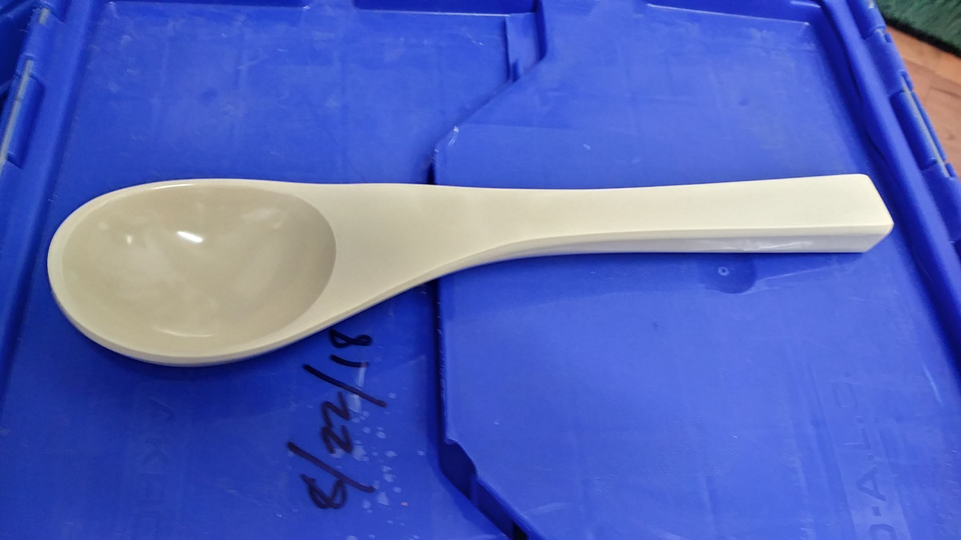 LARGE WHITE SOLID SPOONS (HARD PLASTIC) (APPROX 90 PIECES IN 1 BIN)