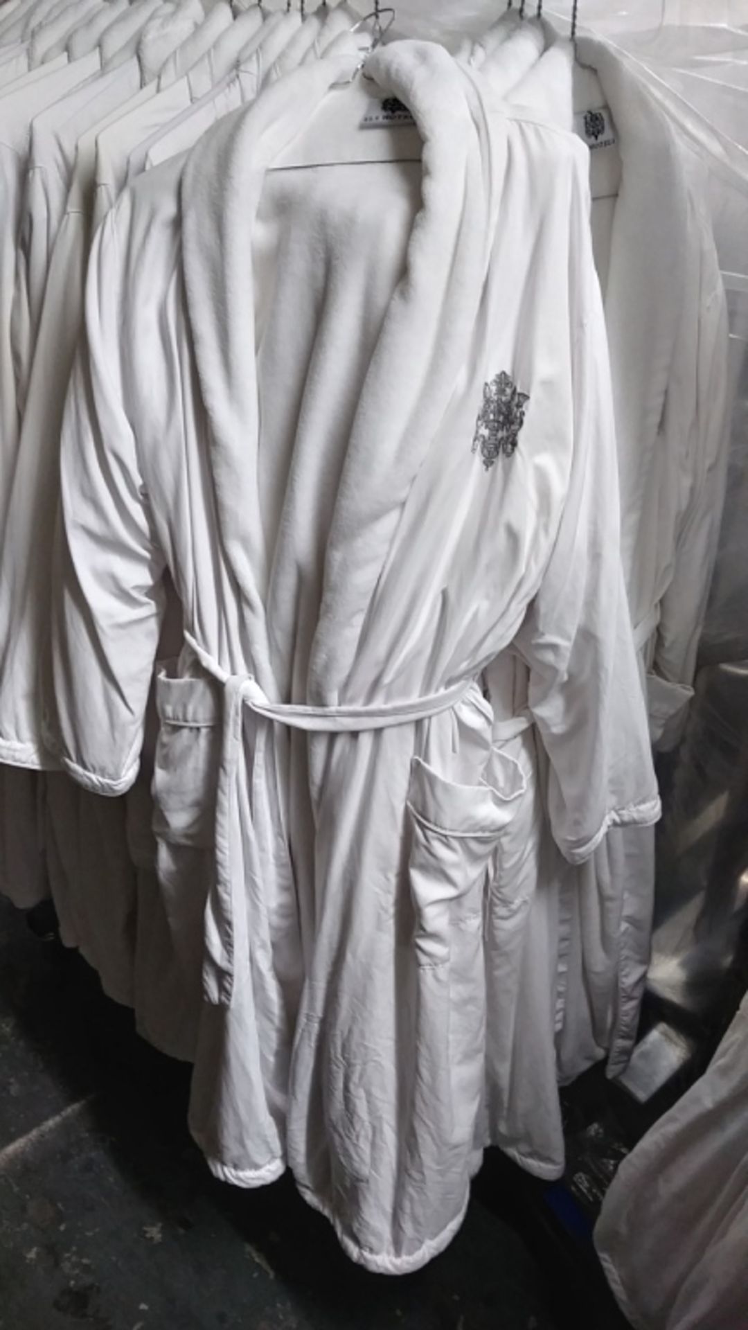 Used White Bath Robes - Assorted Sizes (INCLUDES 20 ROBES) - Image 4 of 5