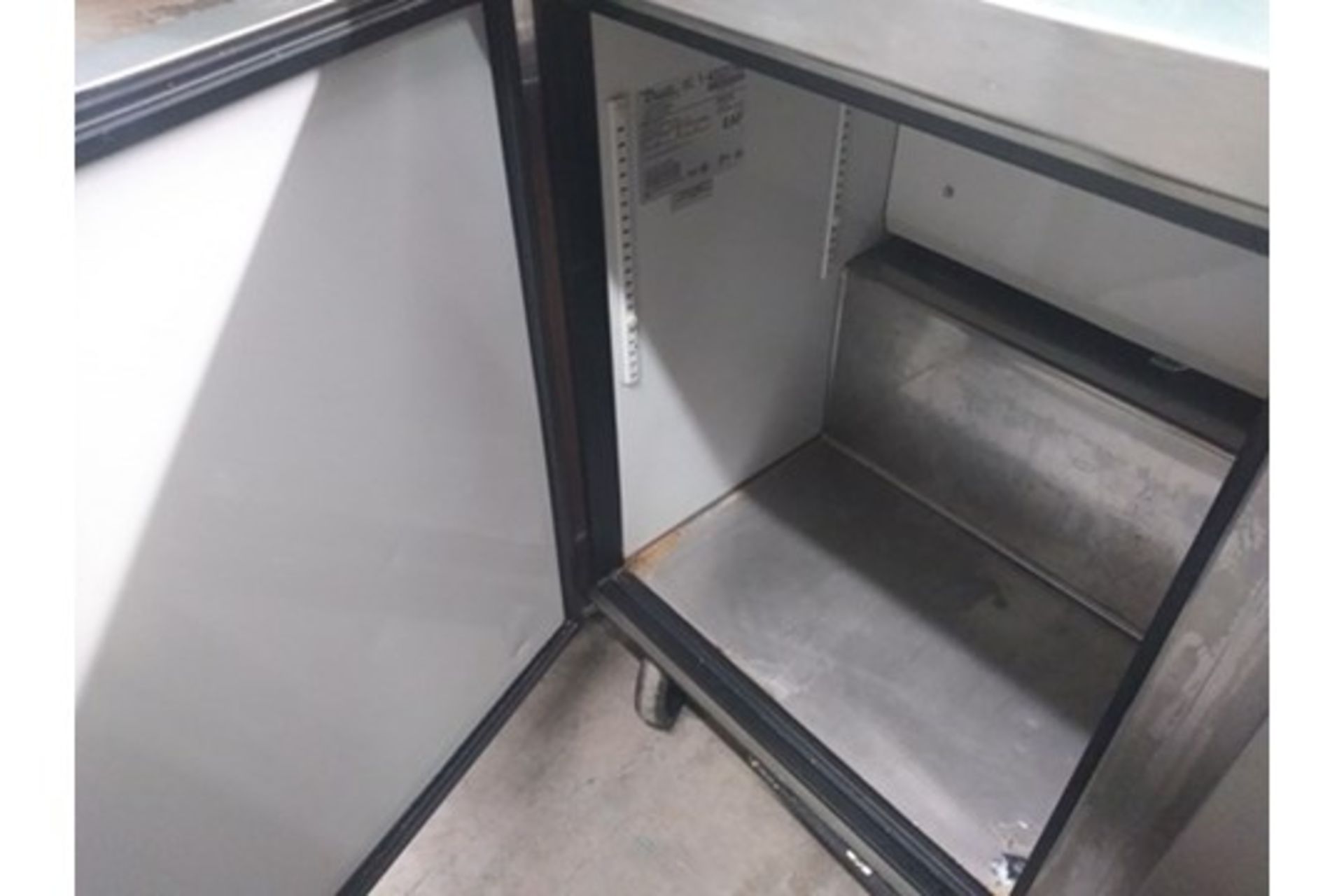 TRUE UNDERCOUNTER 3 - DOOR FRIDGE (TWT-72) - Image 5 of 6