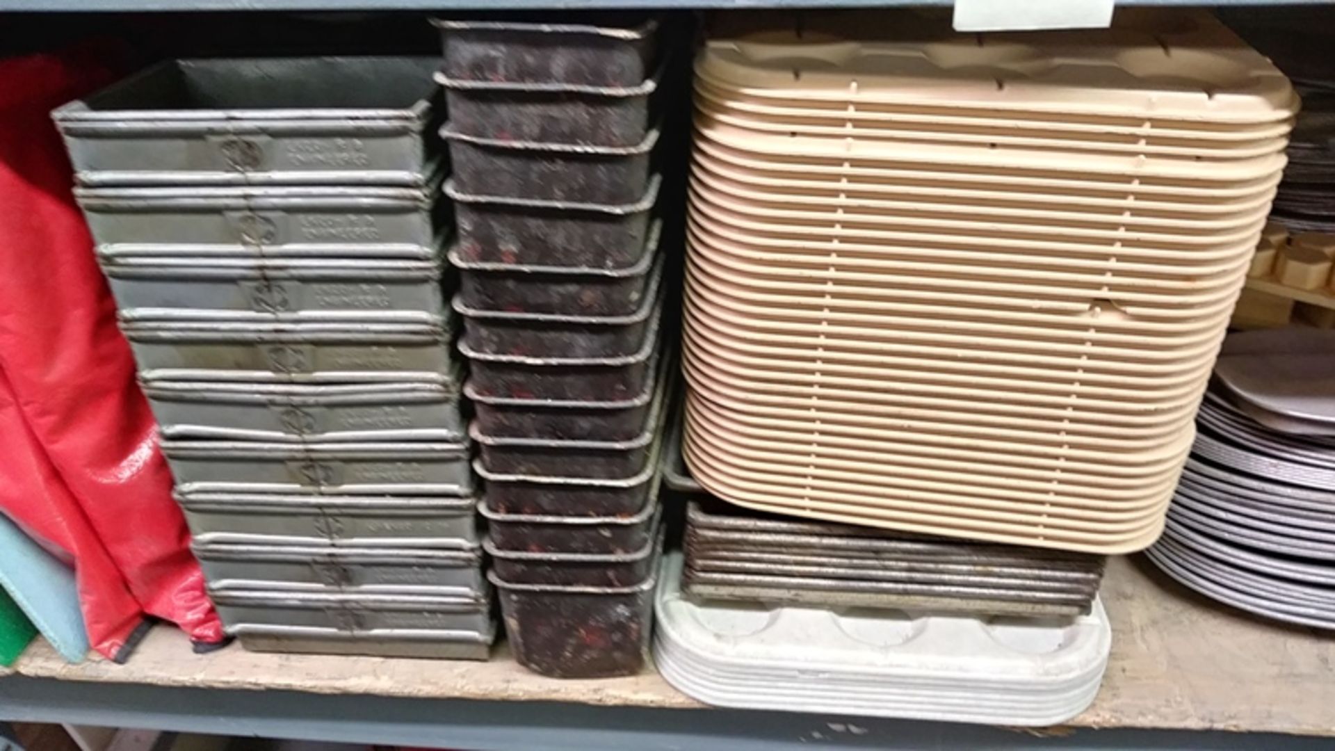 ASSORTED METAL & PLASTIC SERVING TRAYS (INCLUDES QTY 50 IN THIS LOT) - Image 3 of 4