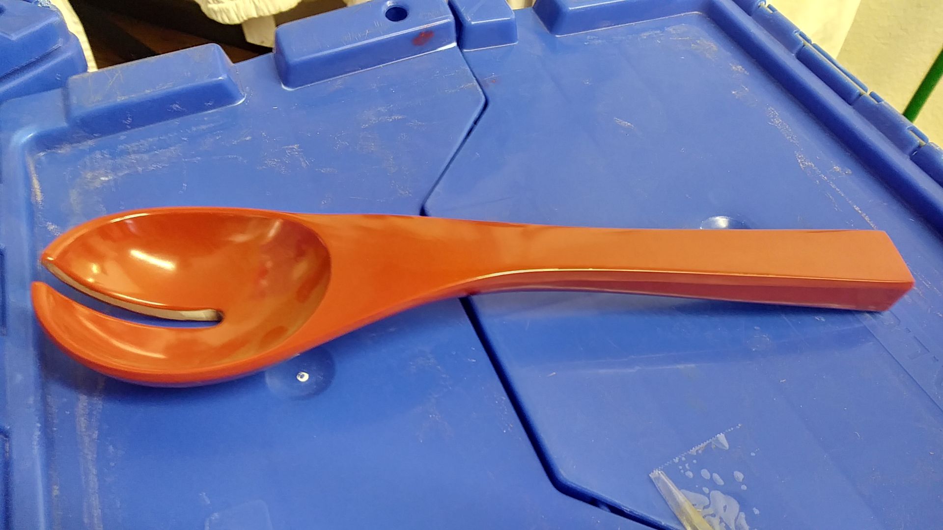 LARGE RED SLOTTED SPOONS (HARD PLASTIC) (APPROX 65 PIECES IN 1 BIN)