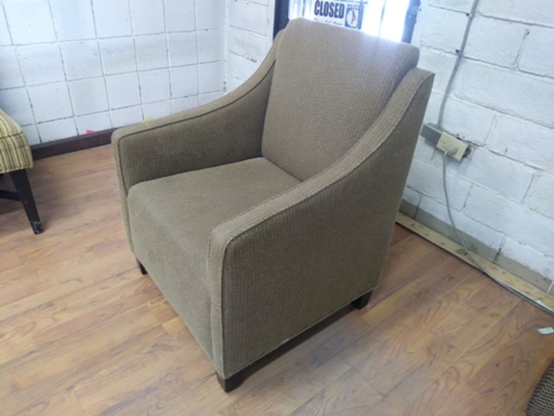 BROWN HEAVY ARM CHAIR - Image 2 of 4