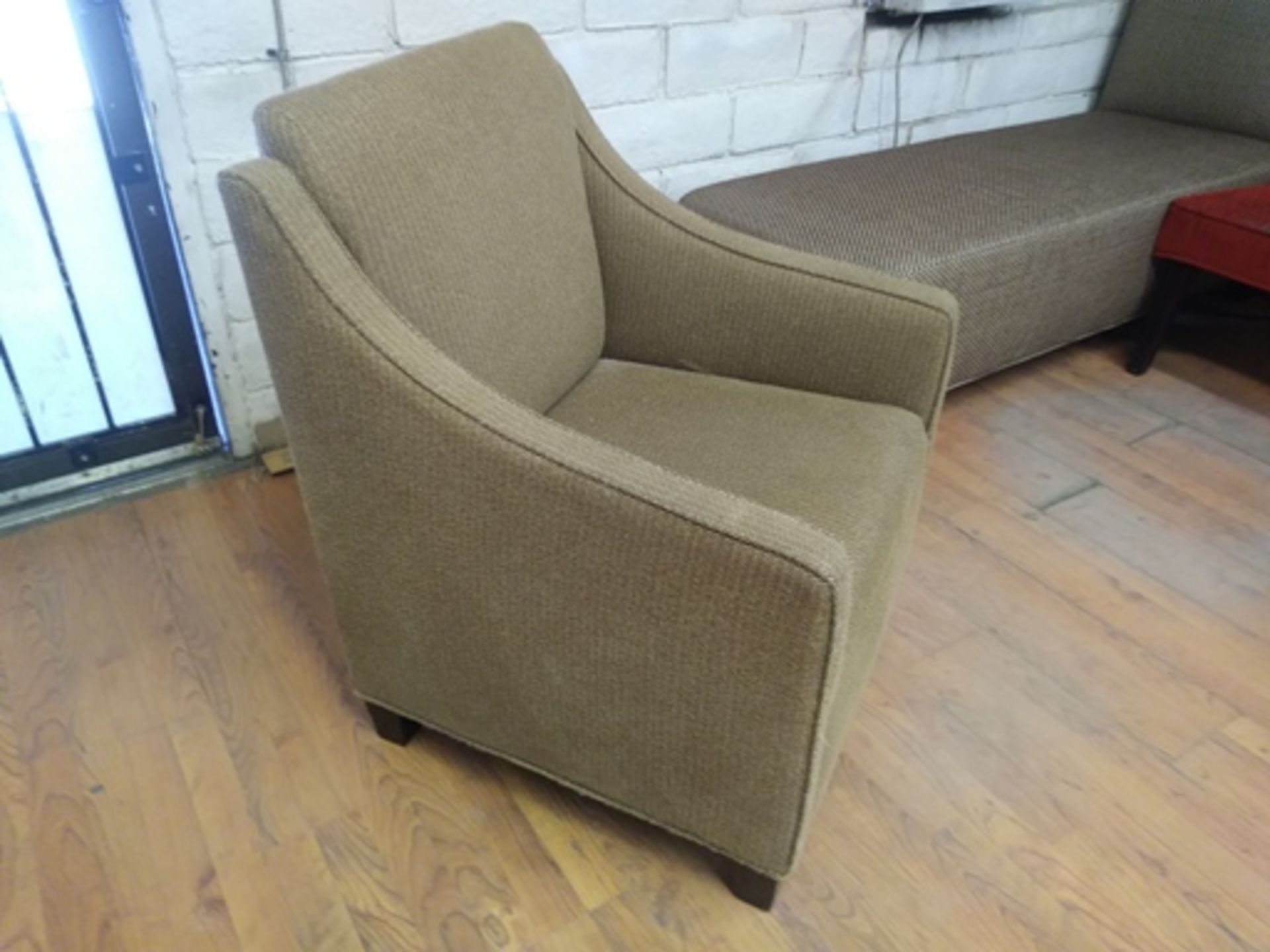 BROWN HEAVY ARM CHAIR - Image 3 of 4