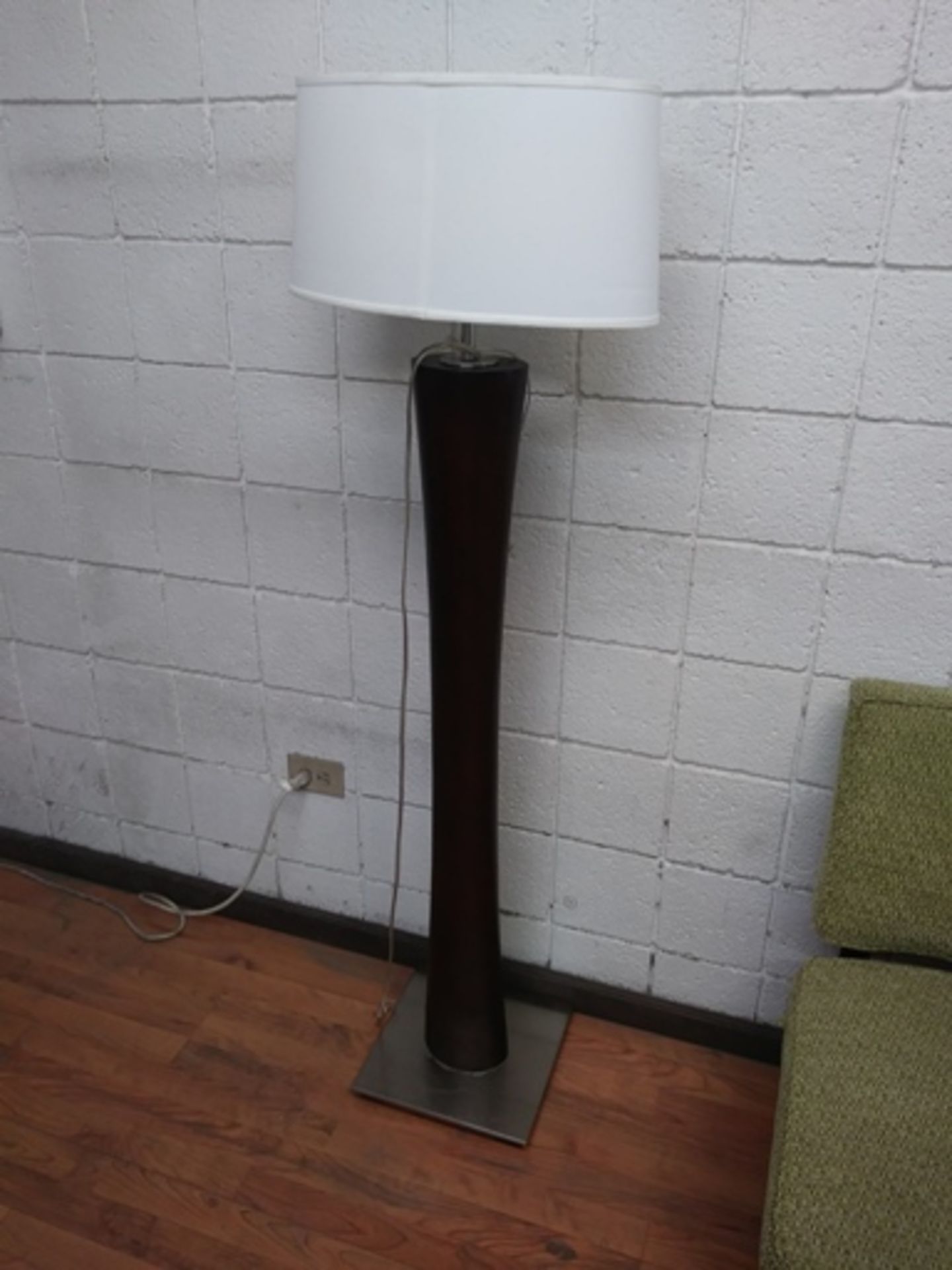 TALL 5FT FLOOR LAMP - Image 2 of 4