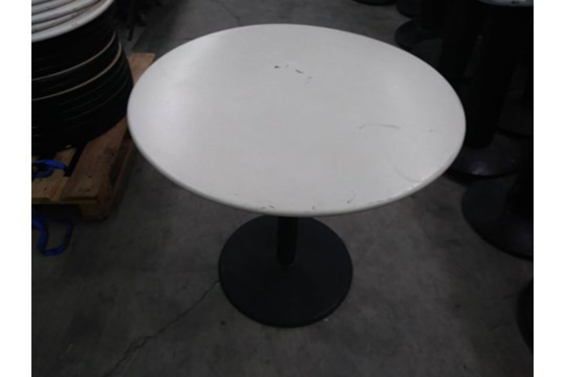 WHITE PATIO TABLE - Image 3 of 4