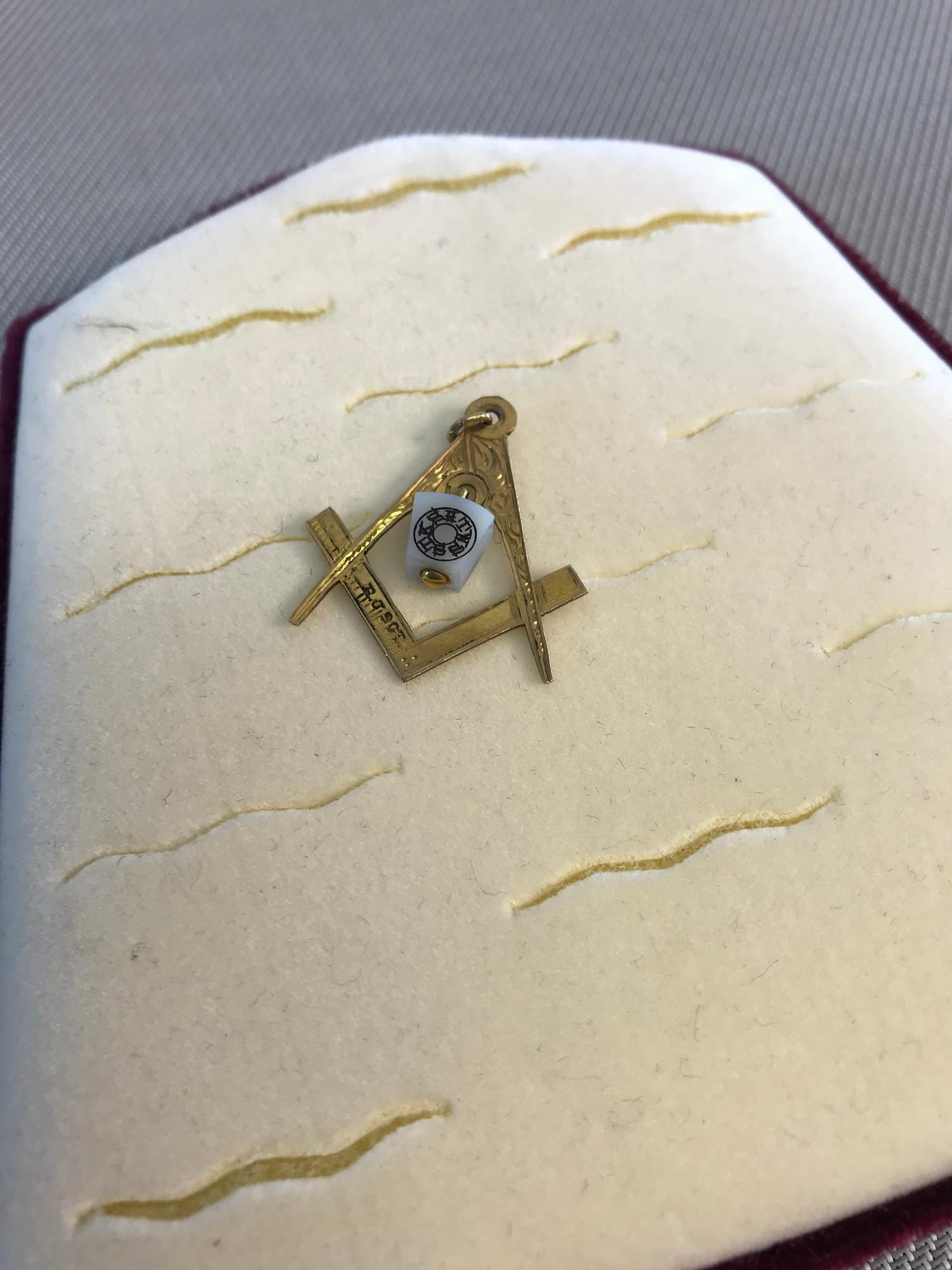 9ct gold masonic pendant