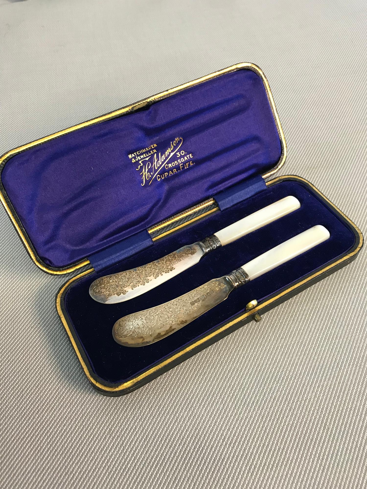 Sheffield silver knife set with mother of pearl handles fitted in a blue velvet interior box. Makers