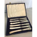 A set of 6 Sheffield silver handled knifes with fitted box.