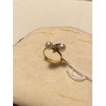 14ct gold ladies ring set with 2 large pearls