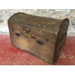 Vintage costume trunk with fitted drawer to interior. Measures 58x80x52cm