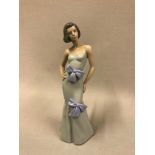 Nao Elegant lady figurine. Measures 30cm in height.