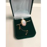 9ct gold ladies dress brooch styled with a large opal stone. weighs 4.69grams