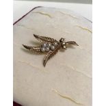 9ct gold leaf and pearl design brooch. weighs 3.93grams