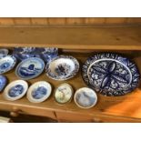 A Lot of mixed cabinet and wall plates, includes names such as Myott, Delft, Spode, Also includes