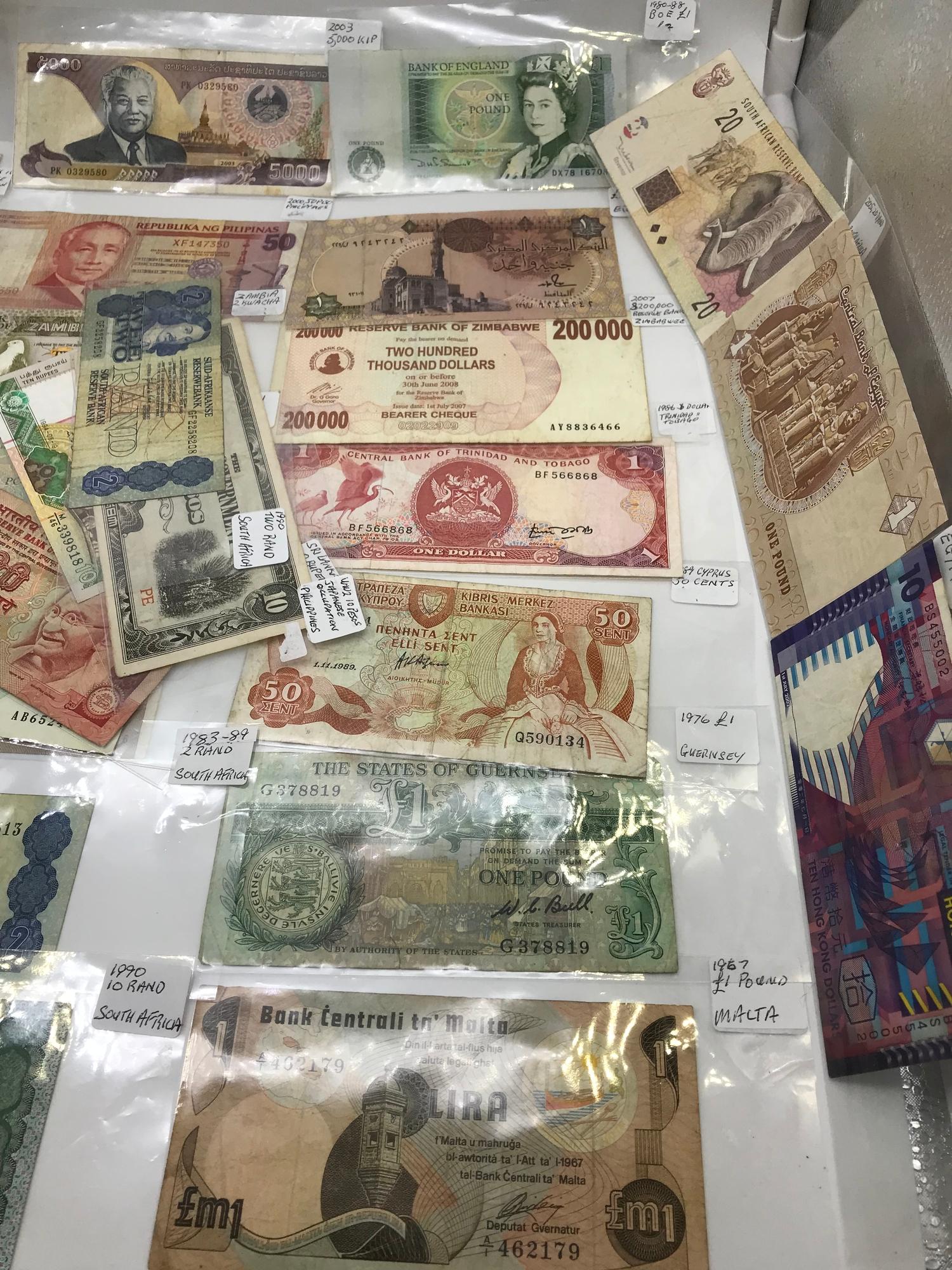 A Large collection of mixed world bank notes - Image 2 of 4