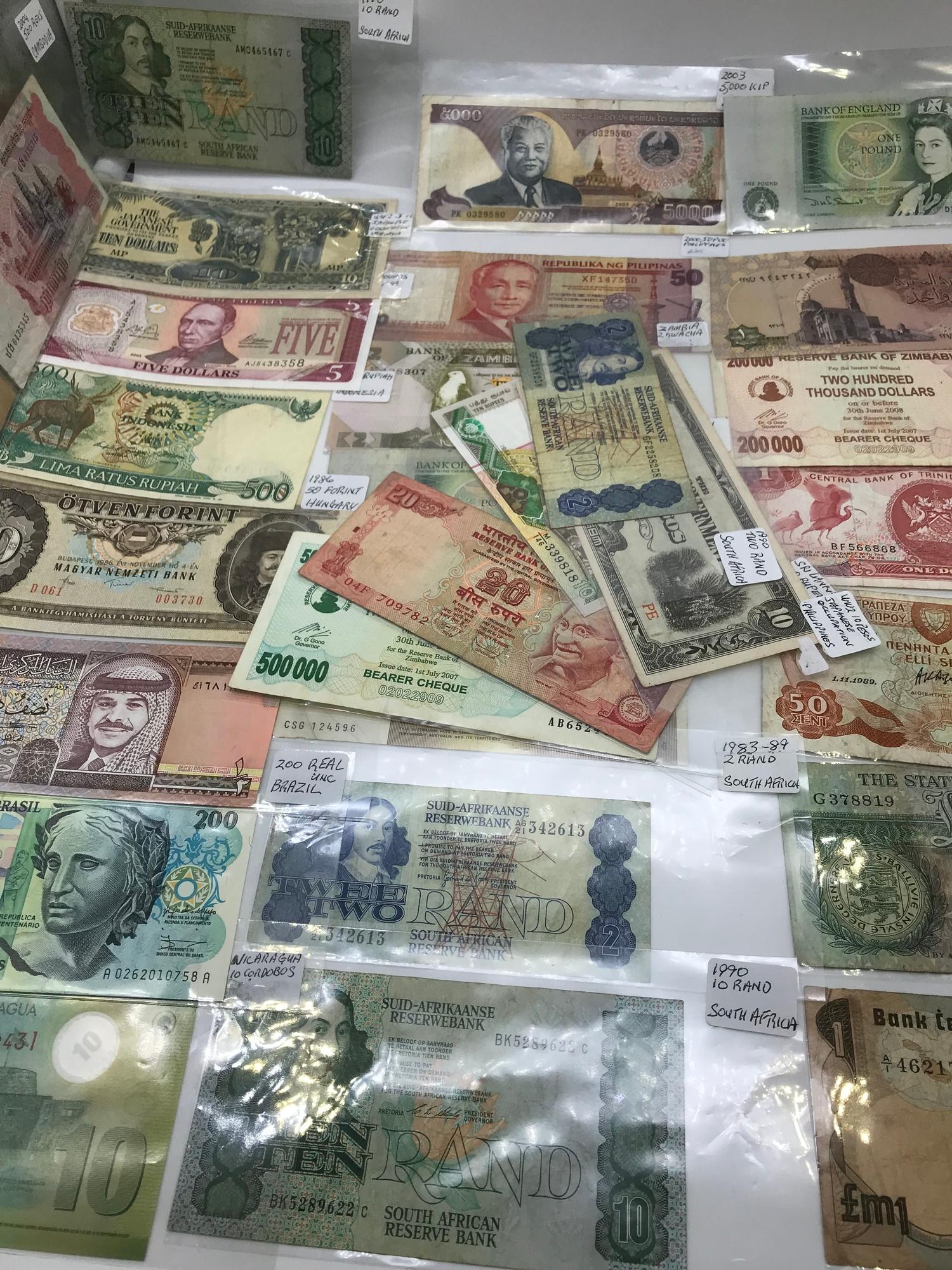 A Large collection of mixed world bank notes - Image 3 of 4