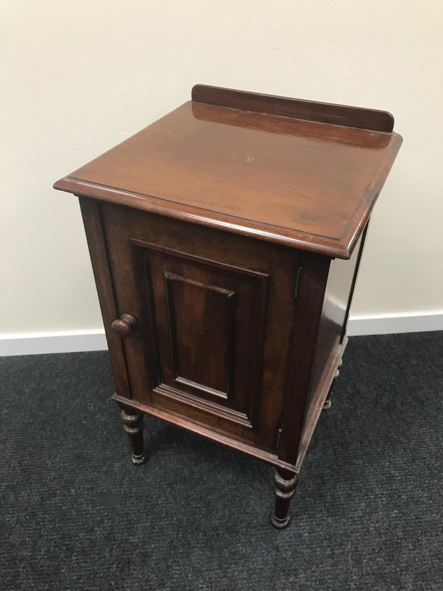 A Victorian pot cupboard. Measures 69x39x37cm