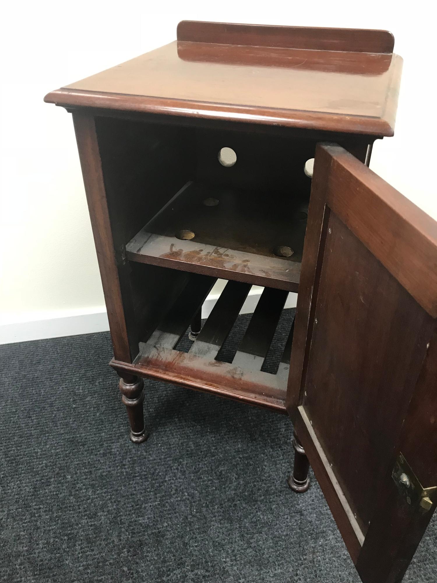 A Victorian pot cupboard. Measures 69x39x37cm - Image 2 of 2