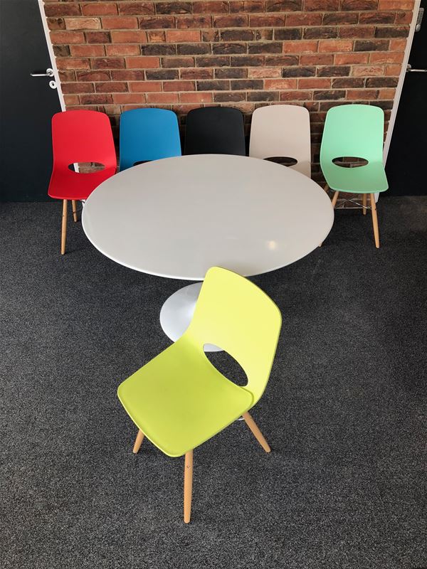 White Tumpet Leg Dining Table 120cm Diameter With 6 x Ooland Dining Chairs - Image 5 of 6