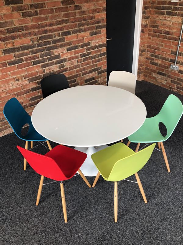 White Tumpet Leg Dining Table 120cm Diameter With 6 x Ooland Dining Chairs - Image 3 of 6