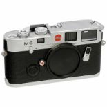 Leica M6 (silbern verchromt), 1988 Leica GmbH. Nr. 1755451, rotes "Leica"-Logo, Sucher 0,72,