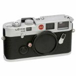 Leica M6 (silbern verchromt), 1986 Leica GmbH. Nr. 1682813, rotes "Leitz"-Logo, Sucher 0,72,