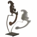 Schattenfigur Bewegliche, schwingende Schattenspielfigur (pfeiferauchender Gnom), Metall, Höhe 50
