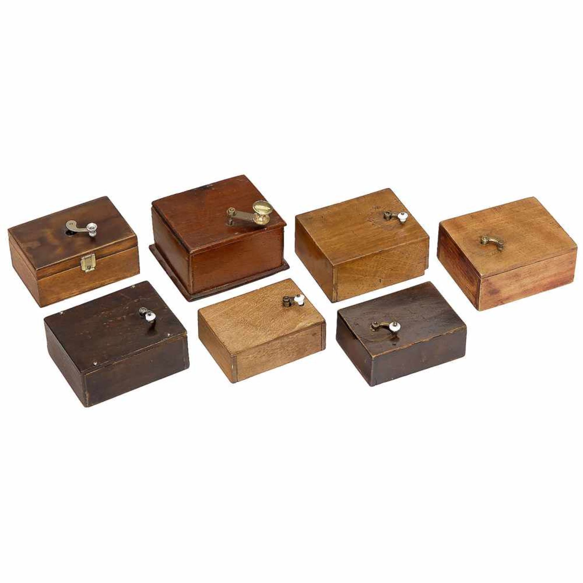 7 Manivelle Musical BoxesHand-turned movements in rectangular wood cases, mixed condition, not