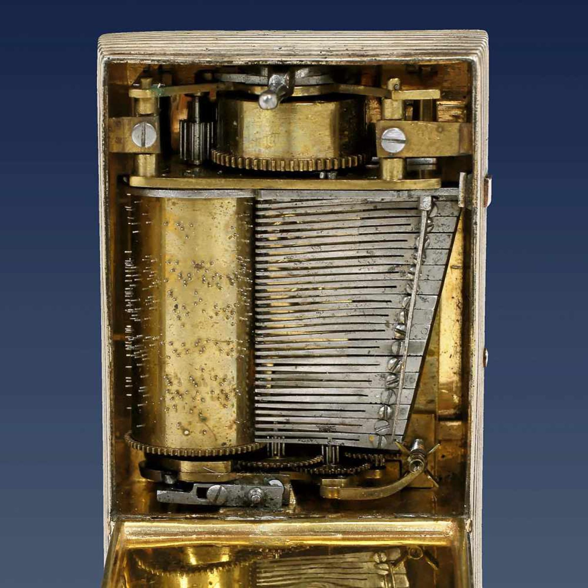 Rare Prototype Musical Silver Snuff Box, c. 1809-19Playing two airs, with sectional comb in 17 pairs - Bild 2 aus 3