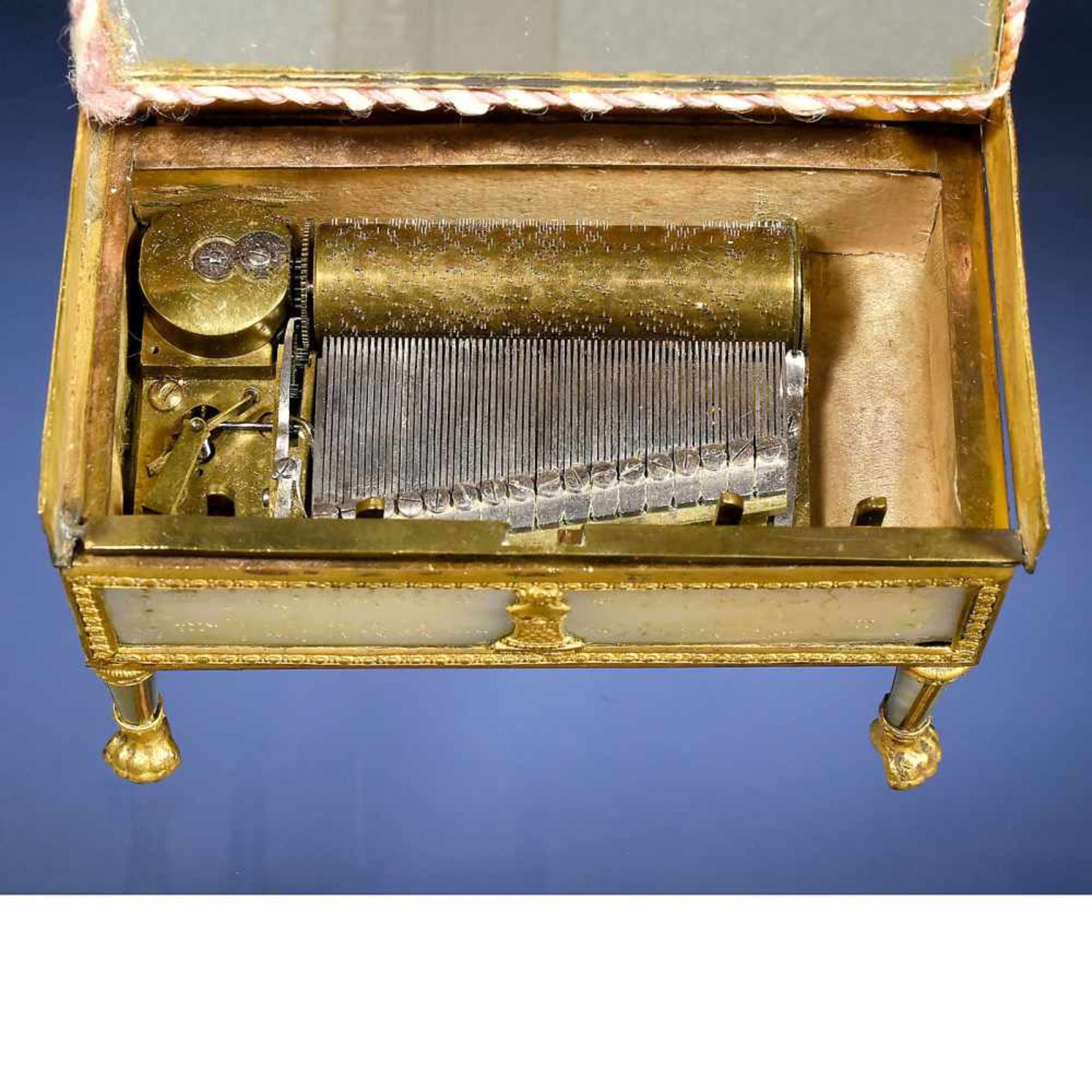 Fine Palais Royale Musical Piano-Form Sewing Necessaire, c. 1830With two-air musical movement no. - Bild 3 aus 3