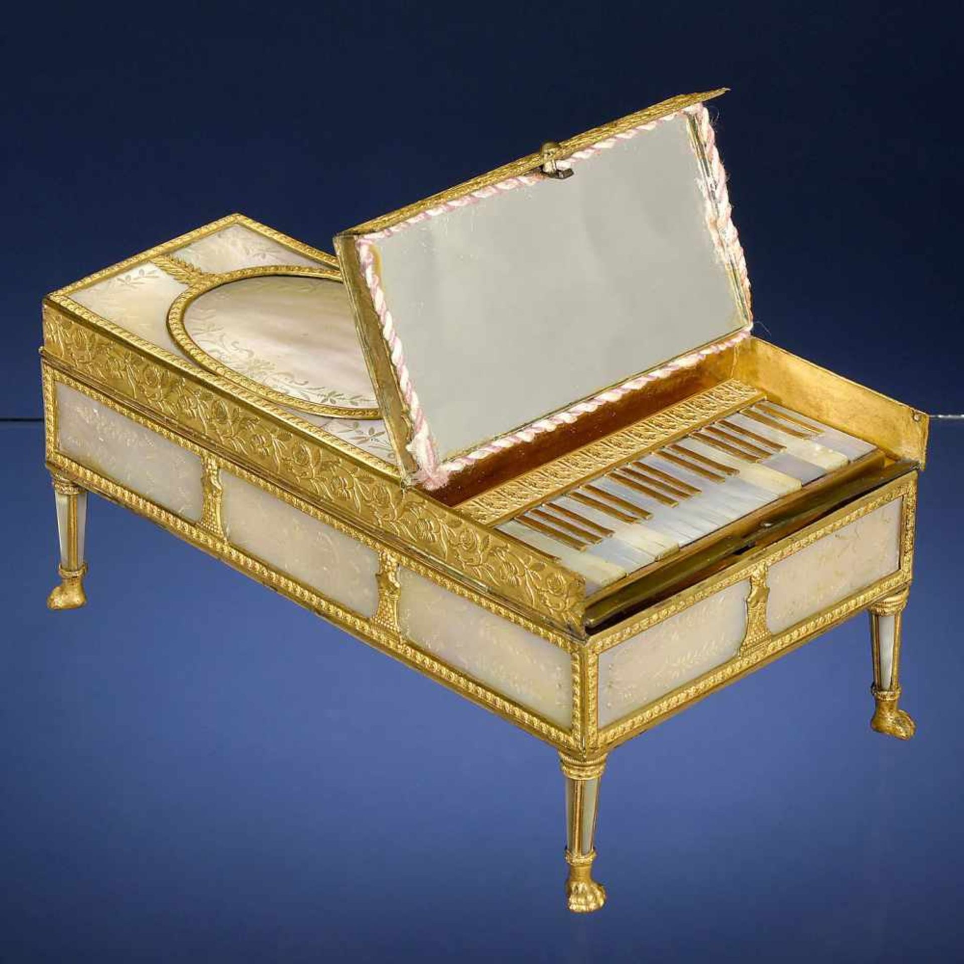Fine Palais Royale Musical Piano-Form Sewing Necessaire, c. 1830With two-air musical movement no. - Bild 2 aus 3