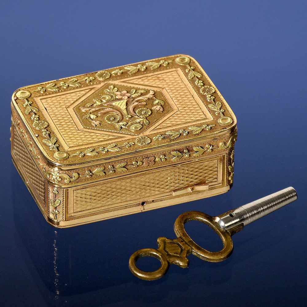 Fine 18-Carat Gold Musical Vinaigrette, c. 1815No. 735, with sur-plateau movement playing a single