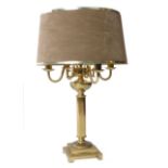 A pair of brass reeded column table lampe à bouilotte with shades