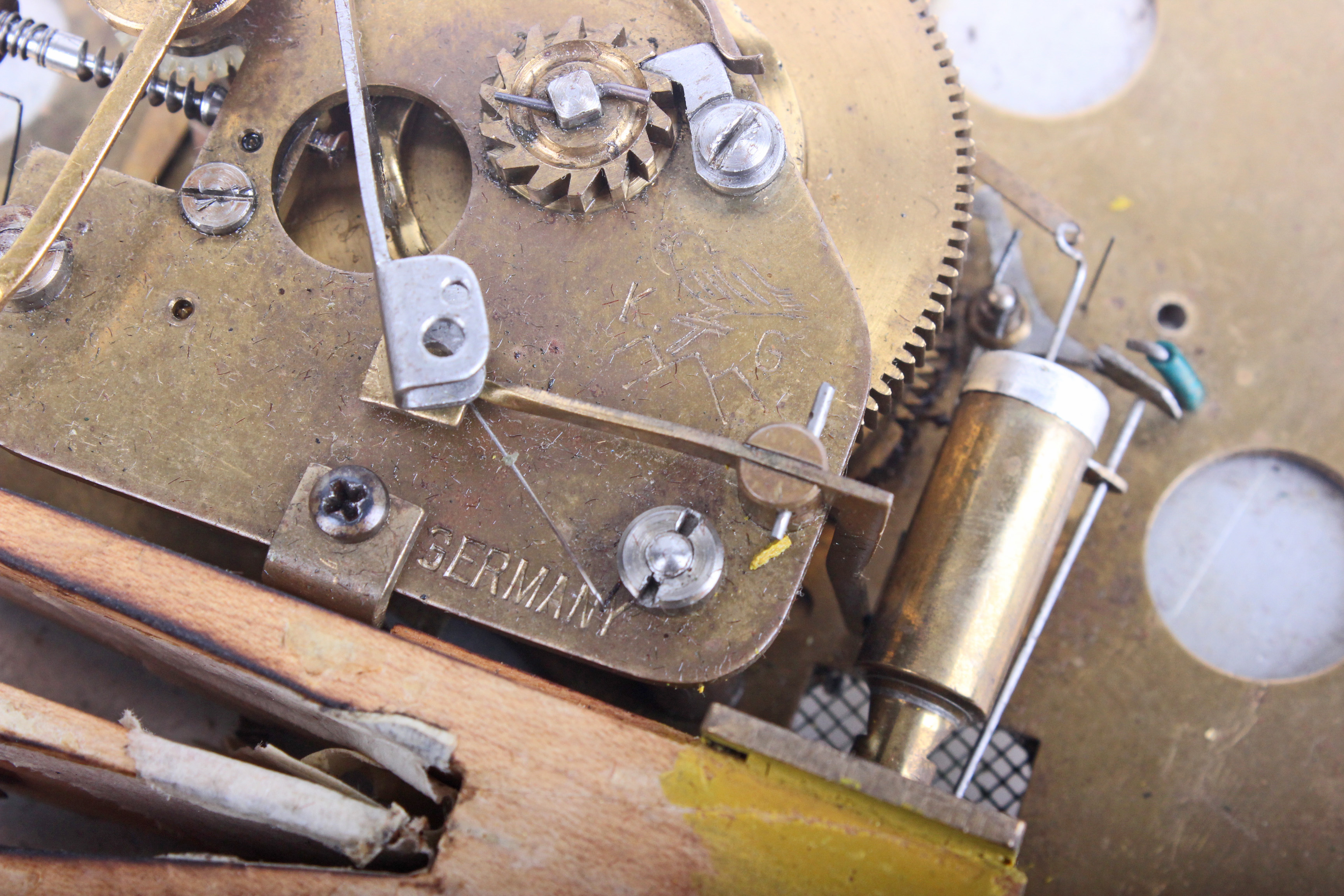 Musical boxes: a bird automation with single bird in a gilt metal cage, mechanism not operational - Image 4 of 4